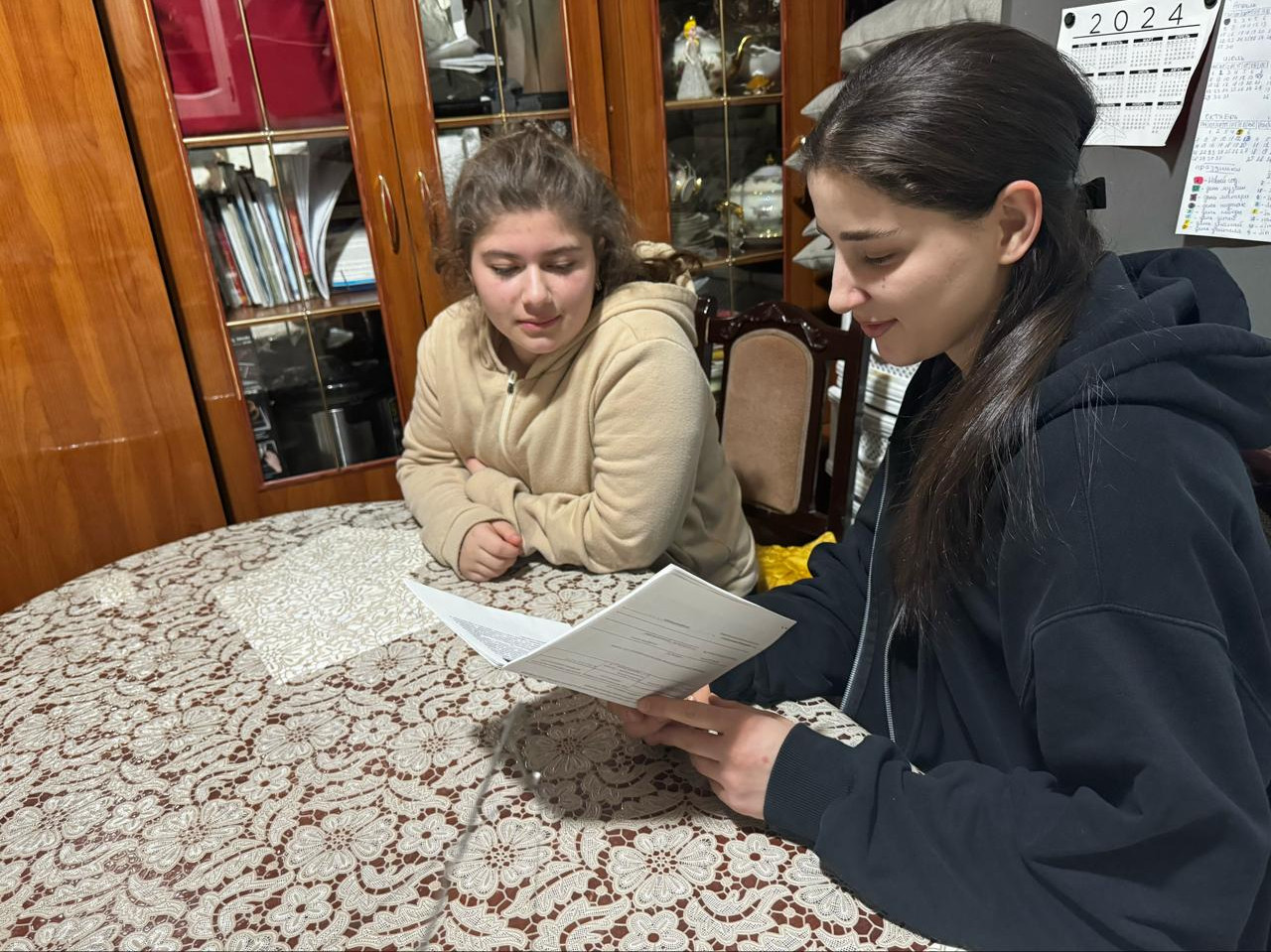 Психолог отделения семьи, Асият Ибрагимова, провела беседу со своей подопечной на тему "День памяти воинов-интернационалистов".